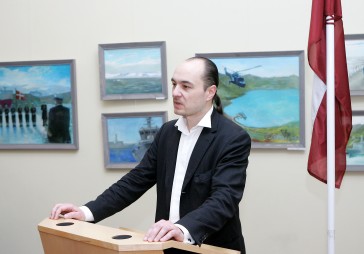 Amatpersonas aizņemas un aizdod milzu summas