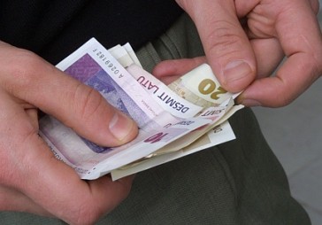 Lielākās algas – Satversmes tiesā un Augstākajā tiesā