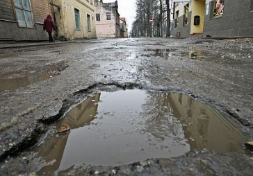  Avārijā cietusī vijolniece Polloka gatavojas garai cīņai ar ceļu apsaimniekotāju