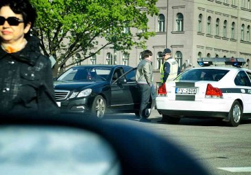 Aizdomās par kukuļa pieprasīšanu aiztur ceļu policistus