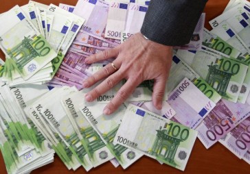 Lai glābtu Grieķiju, eirozonas bankām varētu piemērot speciālus nodokļus