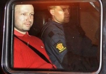 Lacoste slepkavam Breivīkam: pārstājiet valkāt mūsu drēbes