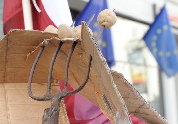 Papildināts - Lauksaimnieki pulcējas protestā pret negodīgajiem tiešmaksājumiem