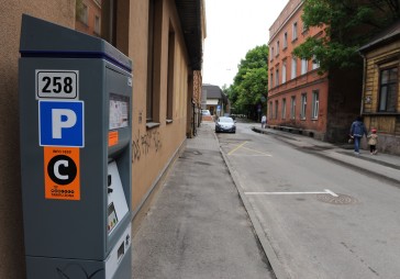 Uz laiku aptur maksas auto stāvvietu izveidi ap Rīgas centru