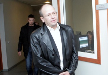 Krājbankas valdes locekli Pelcbergu konvojē uz tiesu