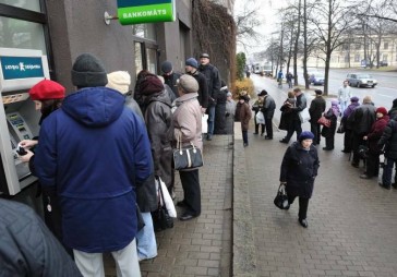  Līdz plkst.18 no Krājbankas bankomātiem izņemts nedaudz vairāk par diviem miljoniem latu