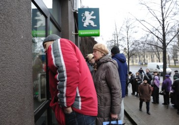 Eksperti saskata iespēju Krājbankai turpināt strādāt
