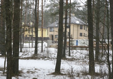 «Spoku ciematos» zāli pļauj bankas
