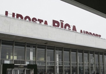 Miglas dēļ lidostā Rīga kavējas reisu ielidošana; novirzīti 10 reisi