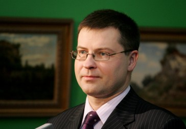 Dombrovskis: Latvija eiro vēl joprojām plāno ieviest 2014. gadā