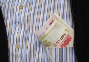 Latvija pošas eiroobligāciju «precībās»