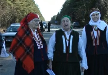 Uz sabrukušās Liepājas - Klaipēdas šosejas piketē rucavnieki