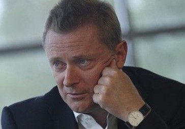 No Flika var prasīt pat 100 miljonus latu 