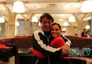 Džekijs Čans Jelgavā ēdis tomātu zupu un pats novācis netīros traukus 