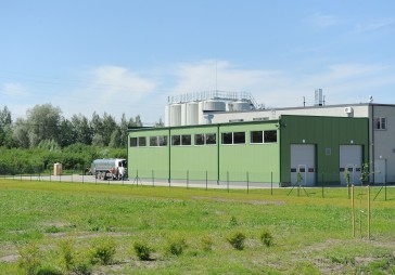 Atklāj zemnieku jauno rūpnīcu Jelgavā