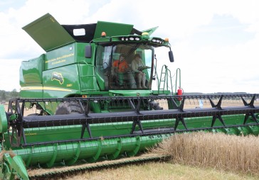 Zemnieki sāk kult labību, piedalās arī ministre 