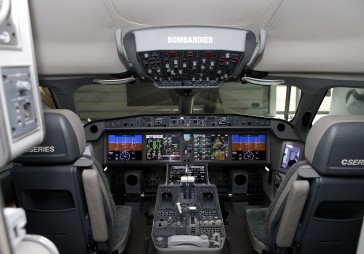 Papildināta ar foto - airBaltic demonstrē jauno lidmašīnu pilota kabīnes modeli