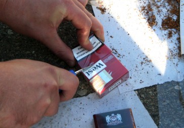 Pēdējā gaitā devušās kontrabandas cigaretes un litriem alkohola