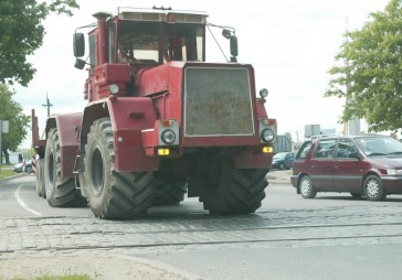  Ar padomju traktoru dosies cīņā par tiešmaksājumiem
