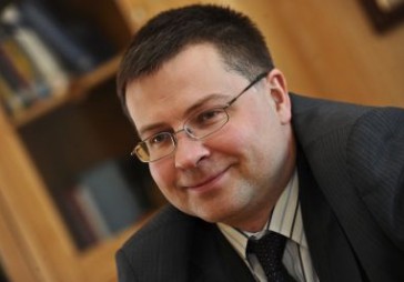 Dombrovskis: pievienošanās eirozonai nav biļete uz Titāniku
