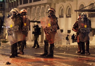   Neskatoties uz vardarbīgiem protestiem, Grieķija apņemas taupīt