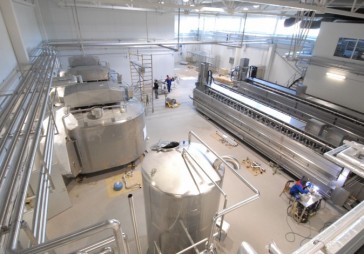 Latvijas piena rūpnīcā Jelgavā nākamnedēļ masveidā sāks ražot sieru