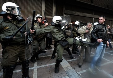 Grieķijā kārtējais streiks; protestētāji ielaužas Darba ministrijā