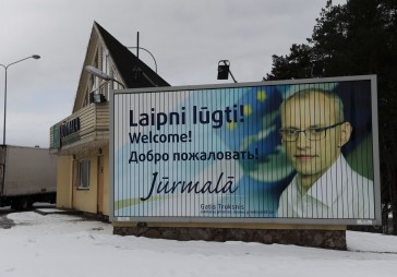 Trukšņa plakātam pirms iebraukšanas Jūrmalā «neesot nekāda sakara ar vēlēšanām»