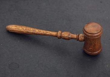 Liepājā mobilizē teju visus advokātus plašas nodokļu krāpšanas shēmas dalībnieku aizstāvībai