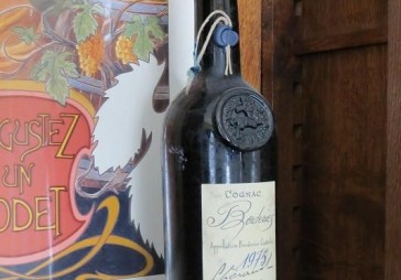 Lietuvas uzņēmējs Liepājas muzejā  izrāda 19.gs. konjaku kolekciju