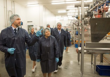 Straujuma apmeklējusi Putnu fabriku Ķekava