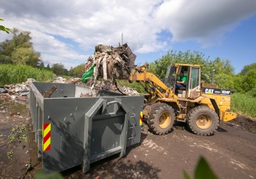 FOTO: Būvgružu izgāztuvi Spilves lidlaukā likvidēs trīs nedēļu laikā