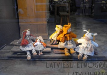 FOTO: Durvis vēris latviešu etnogrāfisko leļļu veikals Vecrīgā