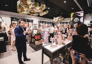 FOTO: Stenders atklājis pirmo veikalu Āzijas reģionā
