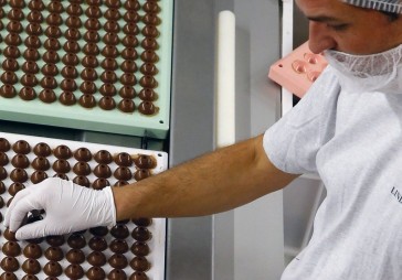 FOTO: Šveices šokolādes zīmola Lindt ražotnē