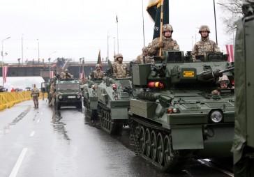 Foto: Latvijas Republikas proklamēšanas gadadienai veltītā militārā parāde 