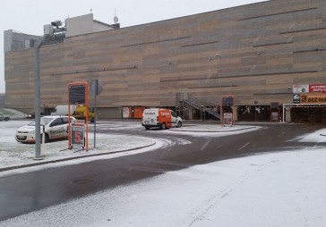 Papildināta - Iepirkšanās centrā Olimpia ievieš maksu par auto novietošanu