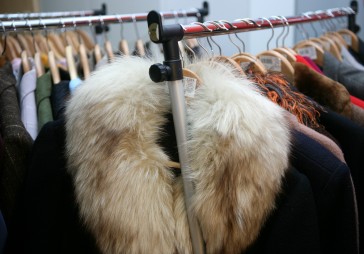 Mantas un apģērbu vairāk ziedo cilvēki ar zemākiem ienākumiem