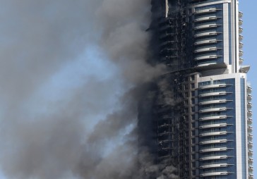 FOTO: Lielā ugunsgrēkā Dubaijas viesnīcā viegli cietuši 16 cilvēki