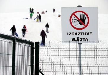 RD skaidro, kāpēc nedrīkst baudīt ziemas priekus uz Deglava ielas poligona kalna