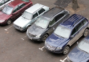 Rīgas mikrorajonos ierīkos bezmaksas stāvvietas 