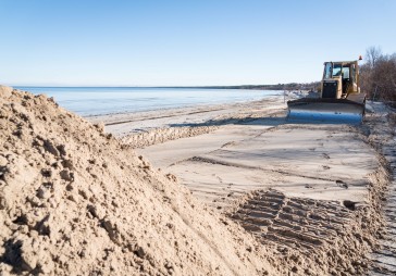 Arī Majoru pludmalē veic kāpu stabilizēšanas darbus