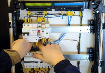 Atsaucoties uz Zolitūdes traģēdiju, apkrāpj vismaz 20 uzņēmumus