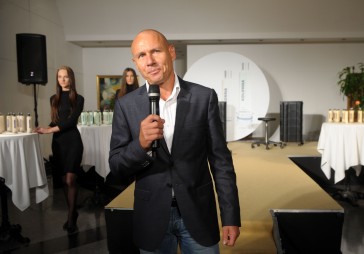 Nolūkā piesaistīt investoru salonus Kolonna pārvaldošā uzņēmuma valdē atgriežas Lasmanis