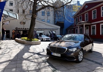 FOTO: Prezentē jauno biznesa klases Mercedes-Benz 