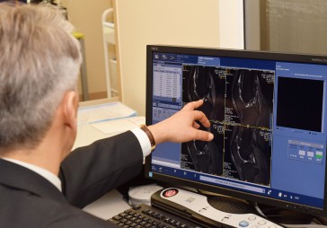 FOTO: Atklāj renovēto Rīgas 1.slimnīcas diagnostikas bloku