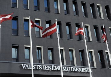 Par kukuļņemšanu aizturēti trīs VID darbinieki