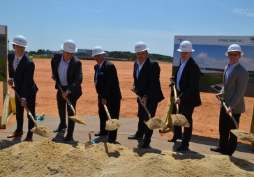 FOTO: Simboliski sāk Valmiera Glass Grupa ražotnes būvniecību ASV 