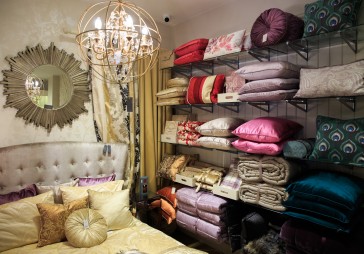 FOTO: Rīgā atklāts angļu modes un interjera zīmola Laura Ashley salonveikals