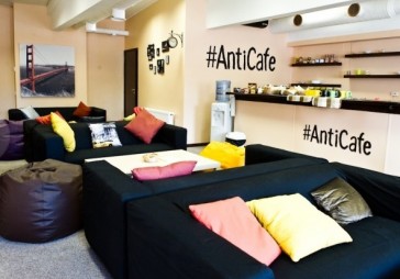 FOTO: Jelgavā atvērta AntiCafe, kur norēķinās par pavadīto laiku